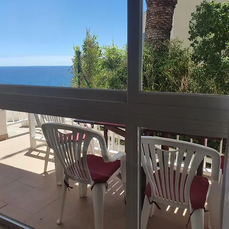 Cerca Cala Crancs Playa Σαλού